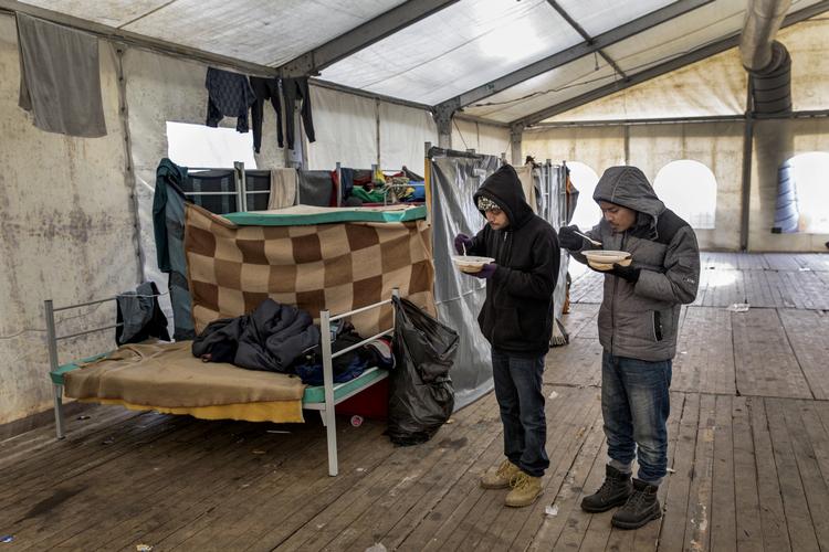 De tabte år. Nur Adam og Haris Haq var et par unge fyre først i tyverne, da Politiken mødte dem i vinteren 2018 i Velika Kladusa meget langt fra hjemlandet Myanmar. Vi kender ikke Nur og Haris videre skæbne, men de er to blandt de stadig flere millioner i verdens flygtningestrømme.

  Foto: Jacob Ehrbahn/POLFOTO