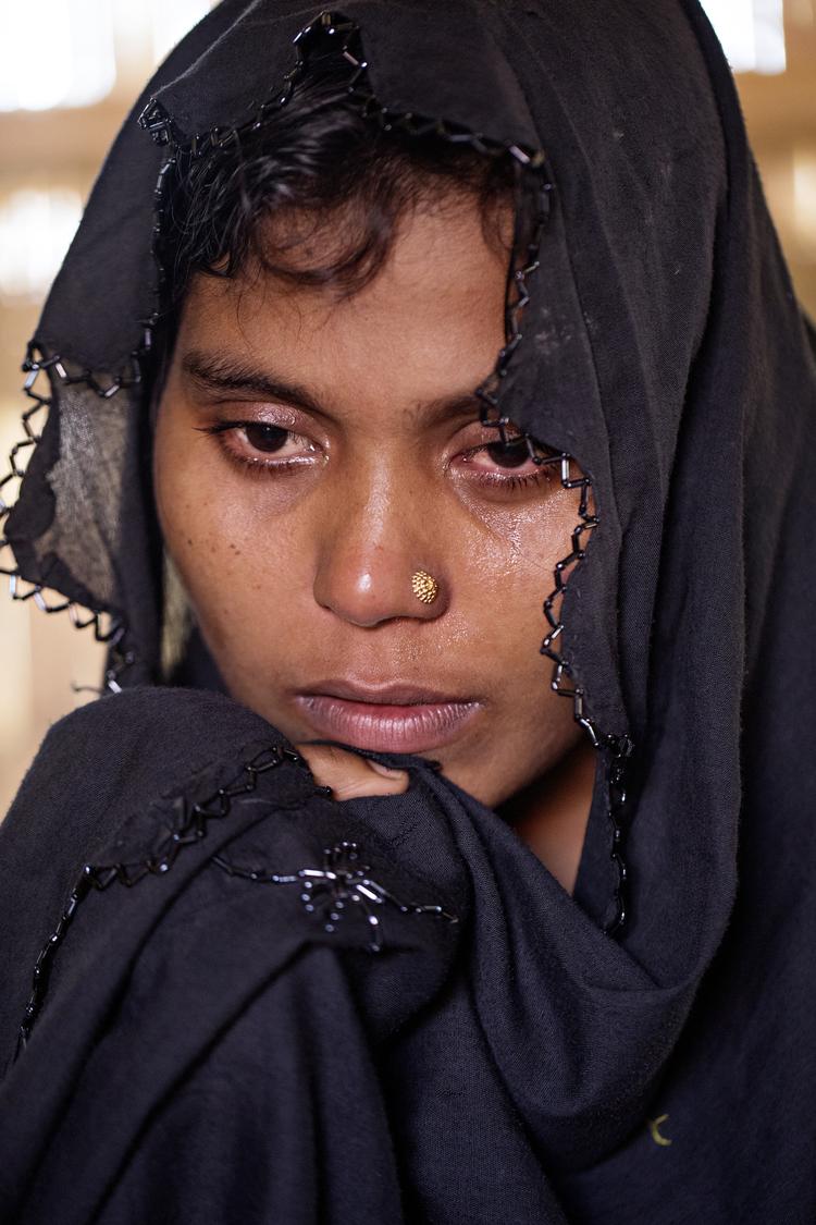 Enken. Rajla Khatun var 25-år da hendes mand og to af de fire børn blev dræbt. Hun og de sidste to børn kom frem til verdens største flygtningelejr på grænsen mellem Bangla Desh og Myanmar. Foto: Jacob Ehrbahn/POLFOTO