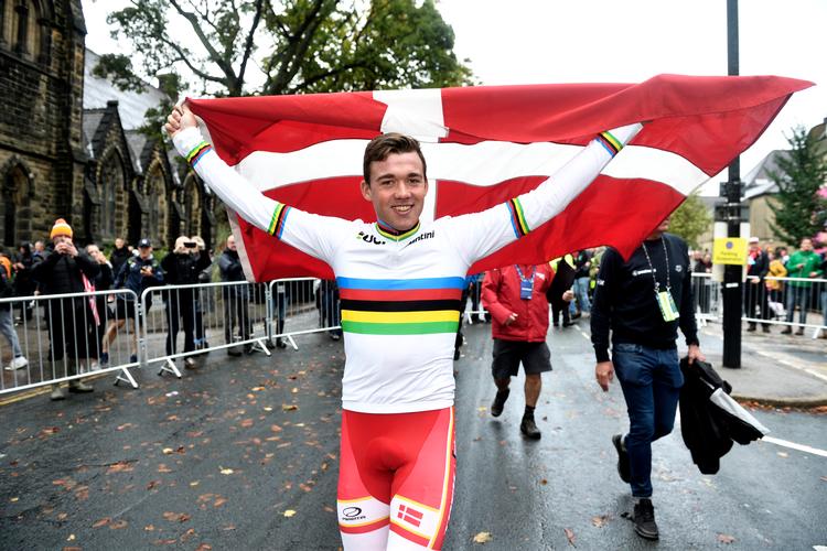 Verdensmesteren Mads Pedersen tilhører den nye generation af danske cykelryttere. Dem, der er opdraget til at lægge afstand til dopingen og al dens væsen. Tror vi på det? Jeg gør, siger Rasmus Bech. Foto: Tariq Mikkel Khan/POLFOTO