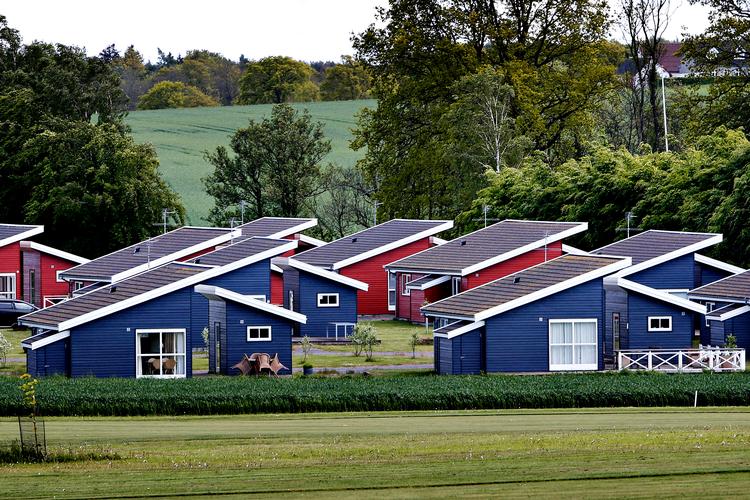 'Til salg'-skiltene får ikke lov at stå længe i sommerlandet, før et 'solgt'-skilt er klistret på. Historisk mange handler ferieboliger for tiden. Foto: Martin Lehmann/POLFOTO