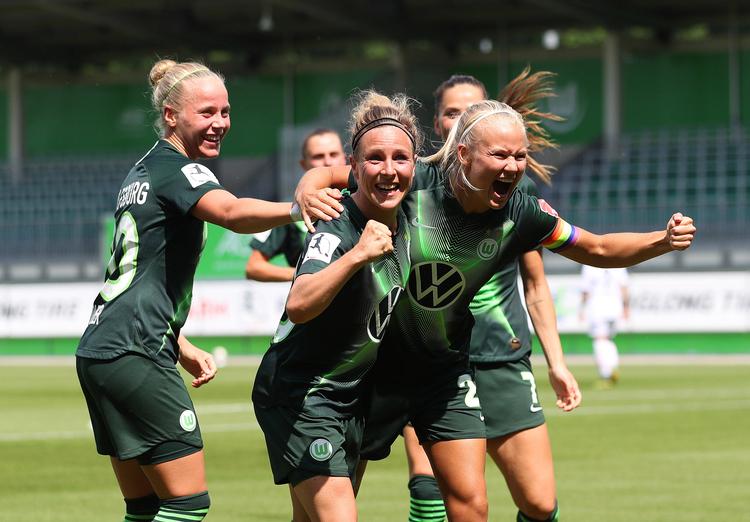 Pernille Harder i vild jubel med Wolfsburg-holdkammeraterne onsdag eftermiddag. Foto: Darius Simka/regios24 via www.im/Ritzau Scanpix