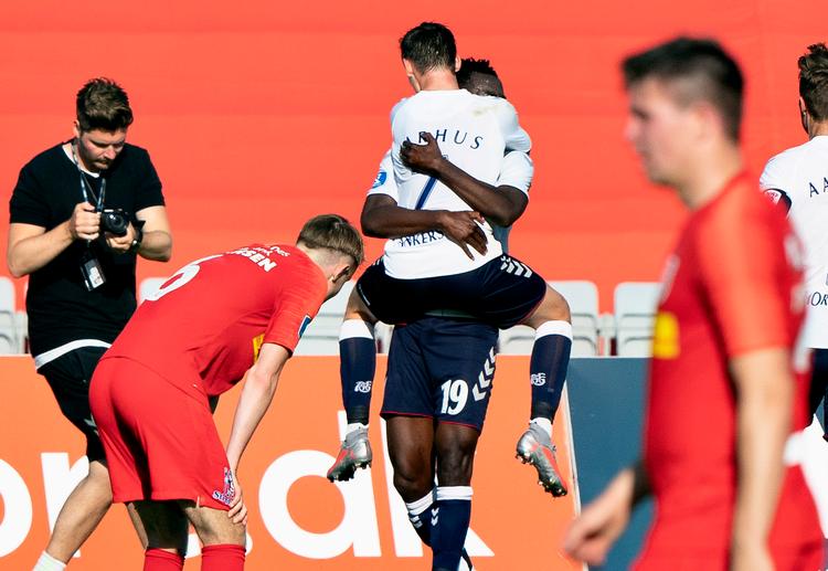 AGF-målscorer Jakob Ankersen hopper op til assistmager Mustapha Bundu, der senere måtte udgå med en skade i baglåret. Foto: Henning Bagger/Ritzau Scanpix