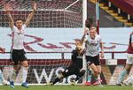 Sheffield United-spillerne er sikre på, der er mål til dem, mens Aston Villas norske målmand Ørjan Nyland ser nervøst til fra baggrunden.  Foto: Carl Recine/Ritzau Scanpix