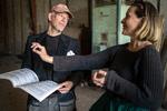 Mike Bracegirdle og Lise Christensen vil skabe Søholm Opera på Samsø. Indtil huset står klart, at de bl.a. optrådt i en løghal med 'Tåreperseren' for at skabe grobund for opera på øen. Og hallen (der egentlig er til kartofler) havde en forbløffende god akustik.  Foto: Jens Hartmann Schmidt/POLFOTO