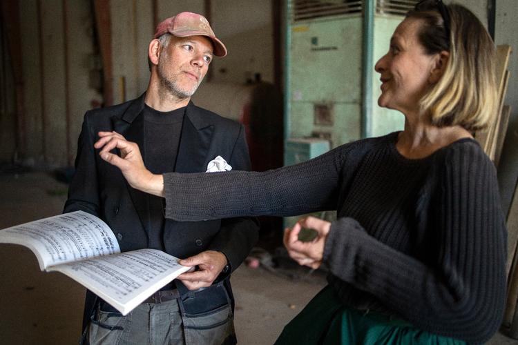 Mike Bracegirdle og Lise Christensen vil skabe Søholm Opera på Samsø. Indtil huset står klart, at de bl.a. optrådt i en løghal med 'Tåreperseren' for at skabe grobund for opera på øen. Og hallen (der egentlig er til kartofler) havde en forbløffende god akustik.  Foto: Jens Hartmann Schmidt/POLFOTO