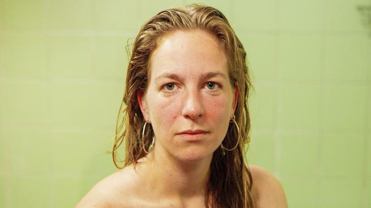 Rebecca Vera Stahnke drøner rundt for at få sin forretning 'Veras' til at hænge sammen, mens hun stresser over at leve op til de forventninger, hun er overbevist om, andre har til hende.  Foto: Thomas Labourasse