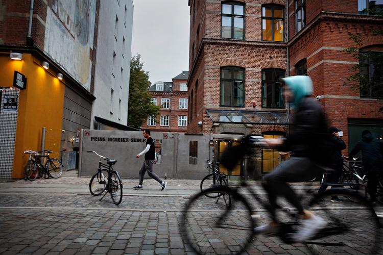 Bag forhuset vil kommunen tillade et stort hotelbyggeri, lejligheder og byhuse i den i forvejen tætpakkede gård. Foto: Martin Lehmann/POLFOTO
