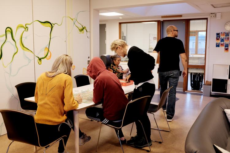 Teenagerne bruger meget tid på at lægge puslespil. Det er sundt for hjernen at fokusere på at få de små papstykker til at passe sammen. Foto: Anders Legarth Schmidt
