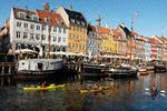 Måske de udenbys gæster tager turen til Nyhavn, som igen er blevet livlig.  Foto: Thomas Borberg/POLFOTO