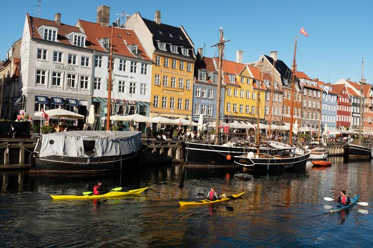 Måske de udenbys gæster tager turen til Nyhavn, som igen er blevet livlig.  Foto: Thomas Borberg/POLFOTO