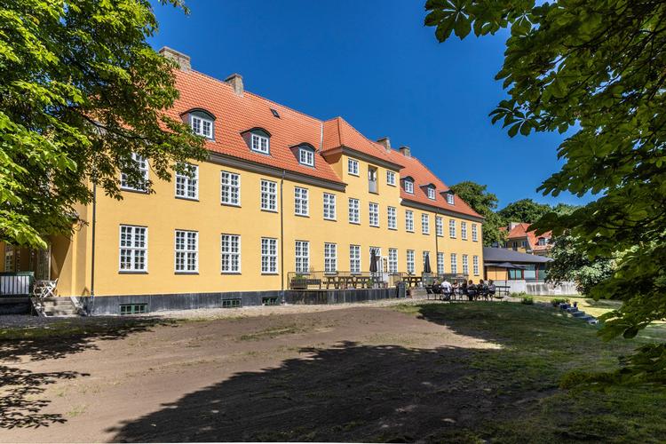 Lærkehus ligger smukt tæt på vandet ved Nykøbings Sjælland. Foto: Stanley With