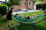Familien Schjørring Opstrup skyndte sig at booke ferie i Danmark, da coronavirussen lukkede Danmark ned. Så nu står de med to bookinger, som de hænger på. Foto: Finn Frandsen/POLFOTO