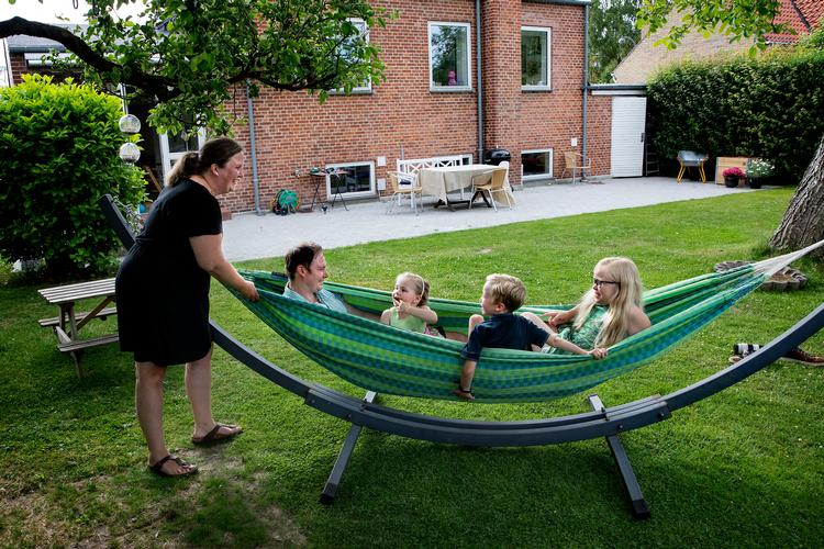 Familien Schjørring Opstrup skyndte sig at booke ferie i Danmark, da coronavirussen lukkede Danmark ned. Så nu står de med to bookinger, som de hænger på. Foto: Finn Frandsen/POLFOTO