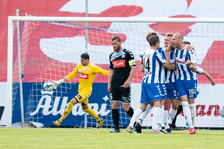 Efter 0-6 i Silkeborg var 2-0 over SønderjyskE oprejsning for fynboerne.  Her jubler de efter Troels Kløves scoring tilk slutresultatet.   Foto: Claus Fisker/Ritzau Scanpix