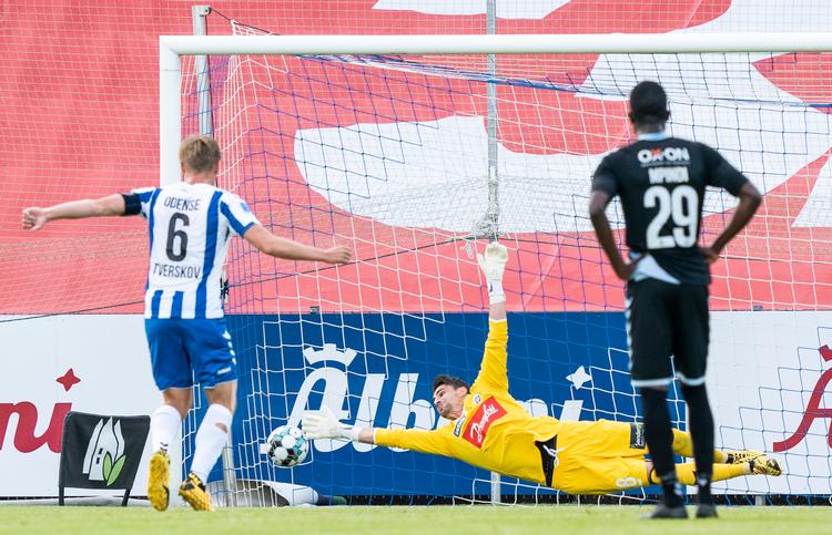 Straffesparket, som Jeppe Tverskov sendte forbi  Sebastian Mielitz i Snderjyskes mål. Foto: Claus Fisker/Ritzau Scanpix