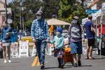 En familie fotograferet på West LA Farmers Market i Santa Monica i Californien i sidste måned.  sidste måned. Santa Monica, California. - California's Governor Gavin Newsom on June 18, 2020 ordered all Californians to wear face masks in public in a bid to stem the spread of the coronavirus. (Photo by Apu GOMES / AFP)   Foto: Apu Gomes/Ritzau Scanpix