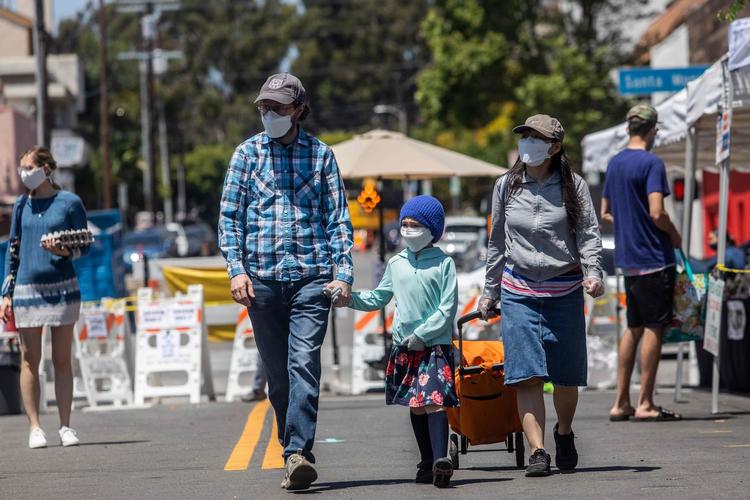 En familie fotograferet på West LA Farmers Market i Santa Monica i Californien i sidste måned.  sidste måned. Santa Monica, California. - California's Governor Gavin Newsom on June 18, 2020 ordered all Californians to wear face masks in public in a bid to stem the spread of the coronavirus. (Photo by Apu GOMES / AFP)   Foto: Apu Gomes/Ritzau Scanpix