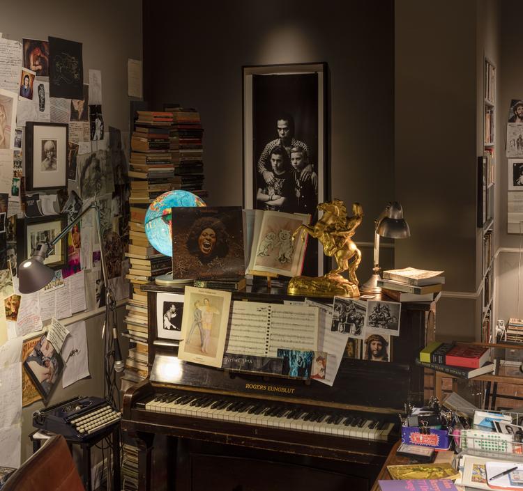 I et af de otte rum på udstillingen 'Stranger Than Kindness' har man rekonstrueret Nick Caves arbejdsværelse, hvor man også finder hele musikerens store bibliotek. Foto: Anders Sune Berg