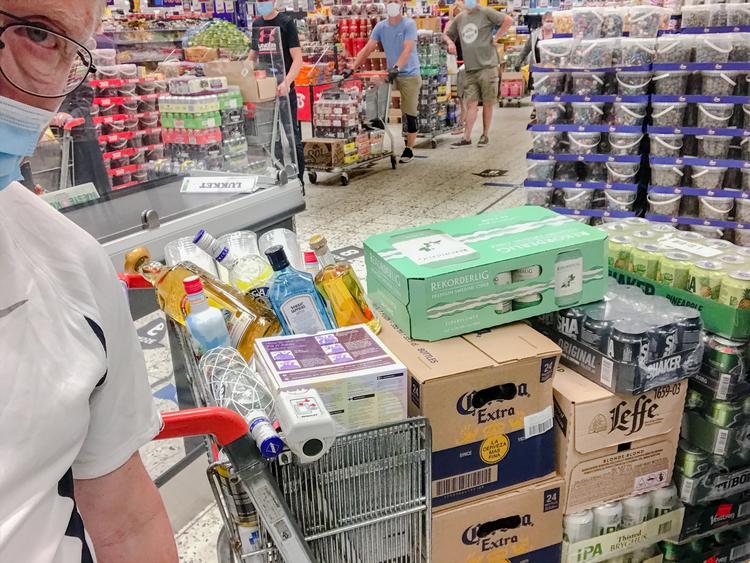Hvorfor stoppe nu? Skribenten har fået fyldt hele sin vogn, men lader sig stadig friste i grænseshoppen. Det ville være dumt andet.  Foto: Per Munch