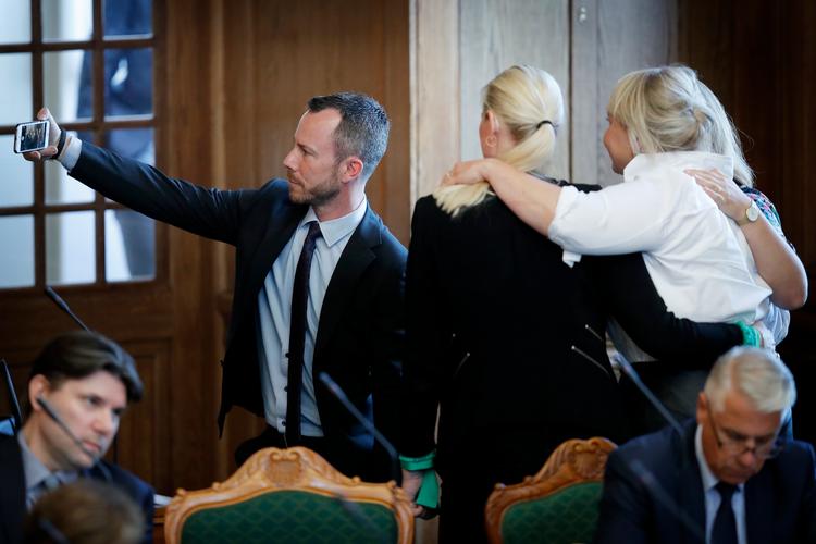 Jakob Ellemann-Jensen (V) tager en selfie under afslutningsdebatten i 2018 med Venstres Britt Bager, Liberal Alliances Christina Egelund og Konservative Folkepartis Mette Abildgaard (skjult).   Foto: Jens Dresling/POLFOTO
