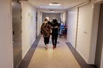 Teenagerne er typisk indlagt på B 204 i længere tid og knytter bånd og venskaber til hinanden. De kommer også tæt på personalet. Foto: Anders Legarth Schmidt