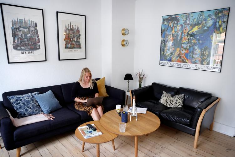 Simone Holme er projektleder i it-virksomheden VISMA og arbejder stadig primært hjemmefra i sin lejlighed på Frederiksberg. Foto: Jens Dresling/POLFOTO