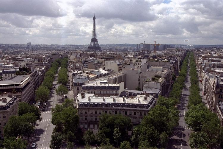 I Paris og resten af Frankrig vil du kunne risikere en bøde på 135 euro, hvis du ikke bruger mundbind i offentlig transport denne sommer. Foto: Kim Agersten/POLFOTO
