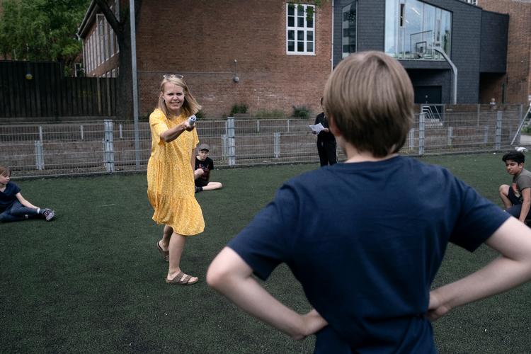 På Kildevældsskolen er 4.V. delt op i to grupper i coronaperioden. Meget af undervisningen foregår udendørs, og elever fra '4. Norge', som den ene gruppe hedder, laver her teaterleg om konger. De har et forløb om konger og har også leget kongerrækkebanko og kongerækkestafet.  Foto: Mikkel Hørlyck/POLFOTO