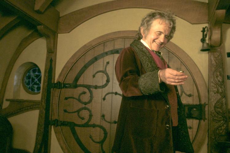 Ian Holm spillede den ældre Bilbo i Peter Jacksons filmtrilogi 'Ringenes Herre'. I den efterfølgende trilogi overtog Martin Freeman rollen som den yngre Bilbo.  Foto: Ritzau Scanpix