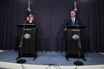  Australiens premierminister Scott Morrison fortalte på et pressemøde i fredags sammen med forsvarsminister Linda Reynolds om den mistanke, landets regerings nærer til, at andre lande, læs: Kina, forsøger at ramme Australien via cyberangreb.  Foto: Stringer/Ritzau Scanpix