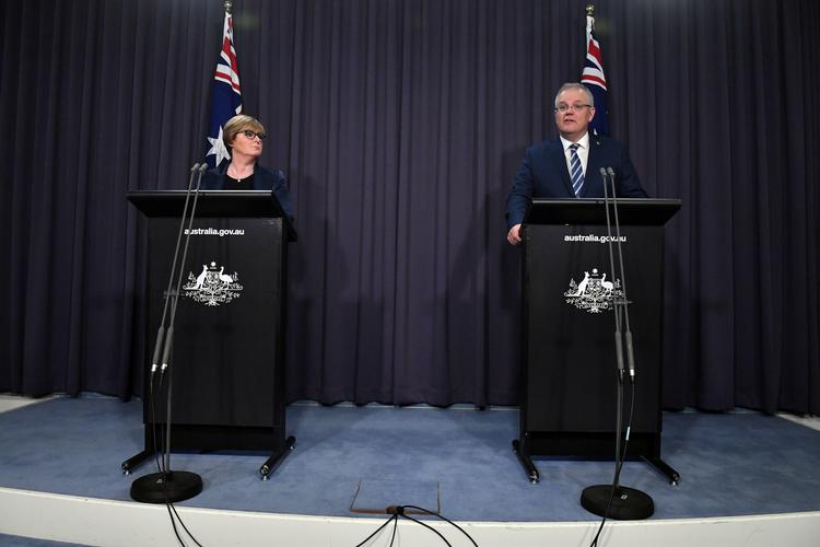  Australiens premierminister Scott Morrison fortalte på et pressemøde i fredags sammen med forsvarsminister Linda Reynolds om den mistanke, landets regerings nærer til, at andre lande, læs: Kina, forsøger at ramme Australien via cyberangreb.  Foto: Stringer/Ritzau Scanpix