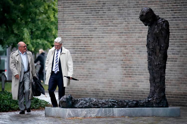 »Jeg orienterede statsministeren om, at jeg var bekymret over det, der foregik i Integrationsministeriet«, sagde Søren Pind i går til Instrukskommisionen. Her ankommer Pind sammen med sin bisidder, advokaten Karoly Nemeth. Foto: Jens Dresling/POLFOTO
