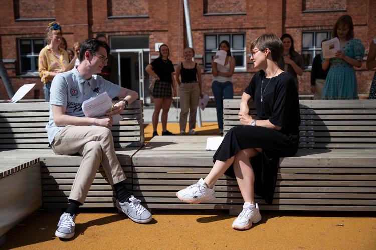 I de her dage bliver vinderne af Politikens Undervisningspris offentliggjort. Rikke Taber fra Aalborg Katedralskole vinder for at gøre tysk til et yndlingsfag. Foto: Janus Engel