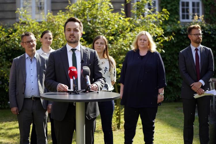 Erhvervsminister Simon Kollerup (S) præsenterede sommerpakken, som gør transport og sommerfornøjelser billigere, i haven ved Erhvervsministeriet   Foto: Liselotte Sabroe/Ritzau Scanpix