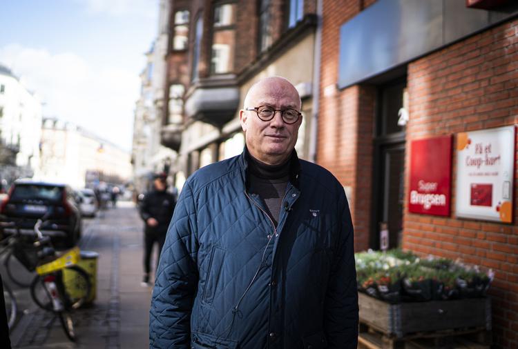 Professor, dr.med og virusekspert Allan Randrup Thomsen lægger ikke skjul på sin harme over striben af erhvervsvirksomheder og brancheorganisationer, der fremstiller regeringens genåbning af Danmark som kaotisk og vilkårlig. Foto: Jonas Olufson