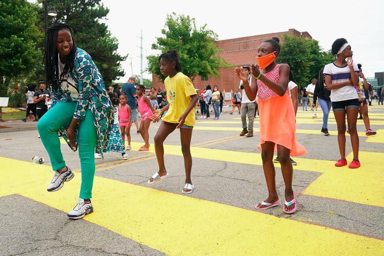 Kvinder i Tulsa fejrer Juneteenth med en dans. Lørdag skal Trump holde vælgermøde i byen.  Foto: Michael B. Thomas/Ritzau Scanpix