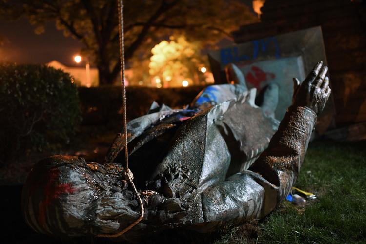  Demonstranter i Washington DC, USA's hovedstad, har revet en statue af sydstatsgeneralen Albert Pike ned og sat ild til den. Foto: Eric Baradat/Ritzau Scanpix