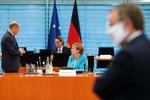 Den tyske kansler, Angela Merkel, taler med to af sine ministre. Smitten stiger enkelte steder i landet, hvilket får det såkaldte kontakttal til at stige fra 1,06 til 1,79. Foto: Markus Schreiber/Ritzau Scanpix