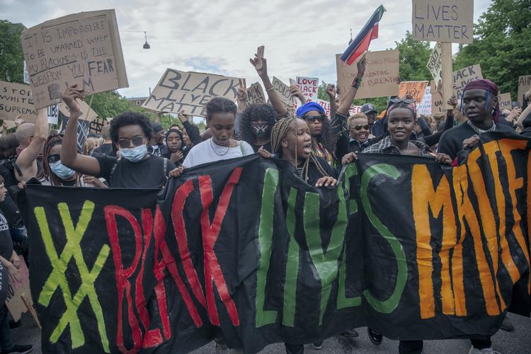 Mere end 15.000 mennesker deltog i den antiracistiske demonstration i København arrangeret af Black Lives Matter Denmark søndag den 7. juni. Nu er  fire personer med relation til demonstrationen konstateret smittet.    Foto: Miriam Dalsgaard/POLFOTO