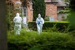 Politiet er i færd med at undersøge det sted, hvor borgmester i Brugge, Dirk De Fauw, blev stukket ned. Han mistede en masse blod, men overlevede overfaldet.   Foto: Kurt Desplenter/Ritzau Scanpix