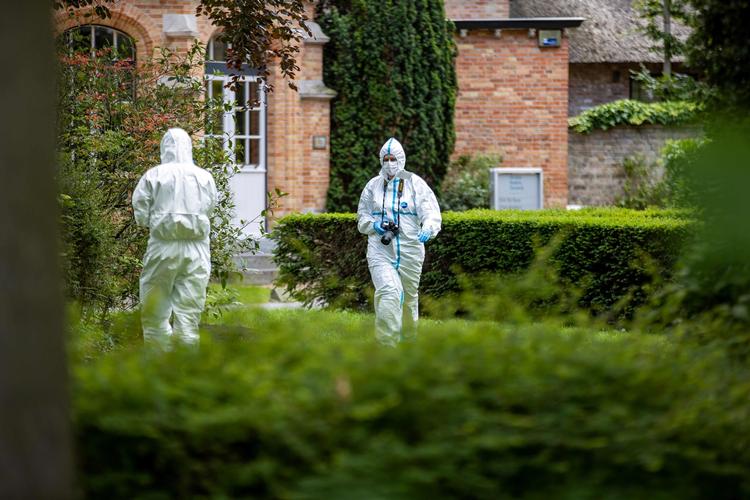 Politiet er i færd med at undersøge det sted, hvor borgmester i Brugge, Dirk De Fauw, blev stukket ned. Han mistede en masse blod, men overlevede overfaldet.   Foto: Kurt Desplenter/Ritzau Scanpix