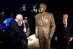 En statue af Ronald Reagan er rejse i Berlin - som her bliver beundret af nuværende udenrigsminister, Mike Pompeo, og formanden for Ronald Reagan Presidential Library Foundation, Fred Ryan. Skal København have en lignende statue af den tidligere amerikanske præsident? Det mener de konservative i København.  Foto: Hannibal Hanschke/Ritzau Scanpix