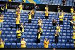 De 3.000 Brøndby-fans skulle holde god afstand, men fællesskabet virkede stærkt til trods. Foto: Jens Dresling/POLFOTO