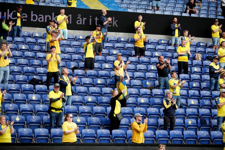 De 3.000 Brøndby-fans skulle holde god afstand, men fællesskabet virkede stærkt til trods. Foto: Jens Dresling/POLFOTO