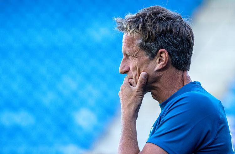 Troels Bech - Esbjergs nye træner - spejder efter muligheder, der kan redde den trængte klub endnu en sæson i Superligaen, men udsigten er dunkel efter 3-1-nederlaget til Hobro. Foto: John Randeris/Ritzau Scanpix