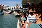  turister bærer maske på en sejltur i Venedig. Italien har søndag registreret 24 dødsfald, og det er det laveste tal siden marts.  Foto: Fabrizio Bensch/Ritzau Scanpix