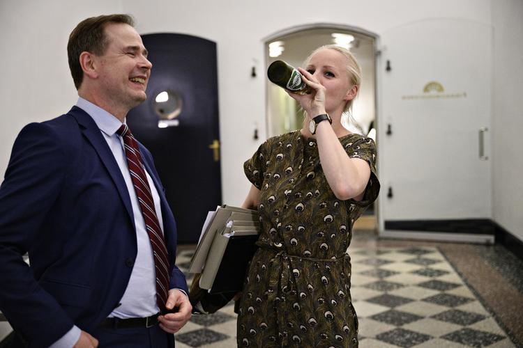 Signe Munk (SF) fejrede i nat klimaaftalen med en tår øl, mens finansminister Nicolai Wammen kiggede på.  Foto: Philip Davali/Ritzau Scanpix