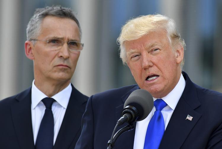 Trump valgte at lade Stoltenberg stå skoleret foran pressens rullende kameraer ved at angribe rige europæiske lande for at bruge for lidt på forsvar. Foto: Geert Vanden Wijngaert (arkiv)/Ritzau Scanpix
