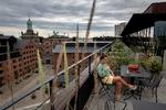 Hotel Ottilias tagterrasse skaber en sydlandsk stemning midt i København. I restauranten kan du spise italiensk, og i baren bestiller du stærke gin &amp; tonic, som du kan nyde med udsigt til Carlsbergbyen. Foto: Jacob Ehrbahn/POLFOTO
