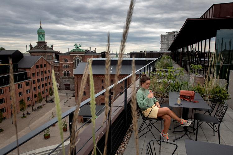 Hotel Ottilias tagterrasse skaber en sydlandsk stemning midt i København. I restauranten kan du spise italiensk, og i baren bestiller du stærke gin &amp; tonic, som du kan nyde med udsigt til Carlsbergbyen. Foto: Jacob Ehrbahn/POLFOTO